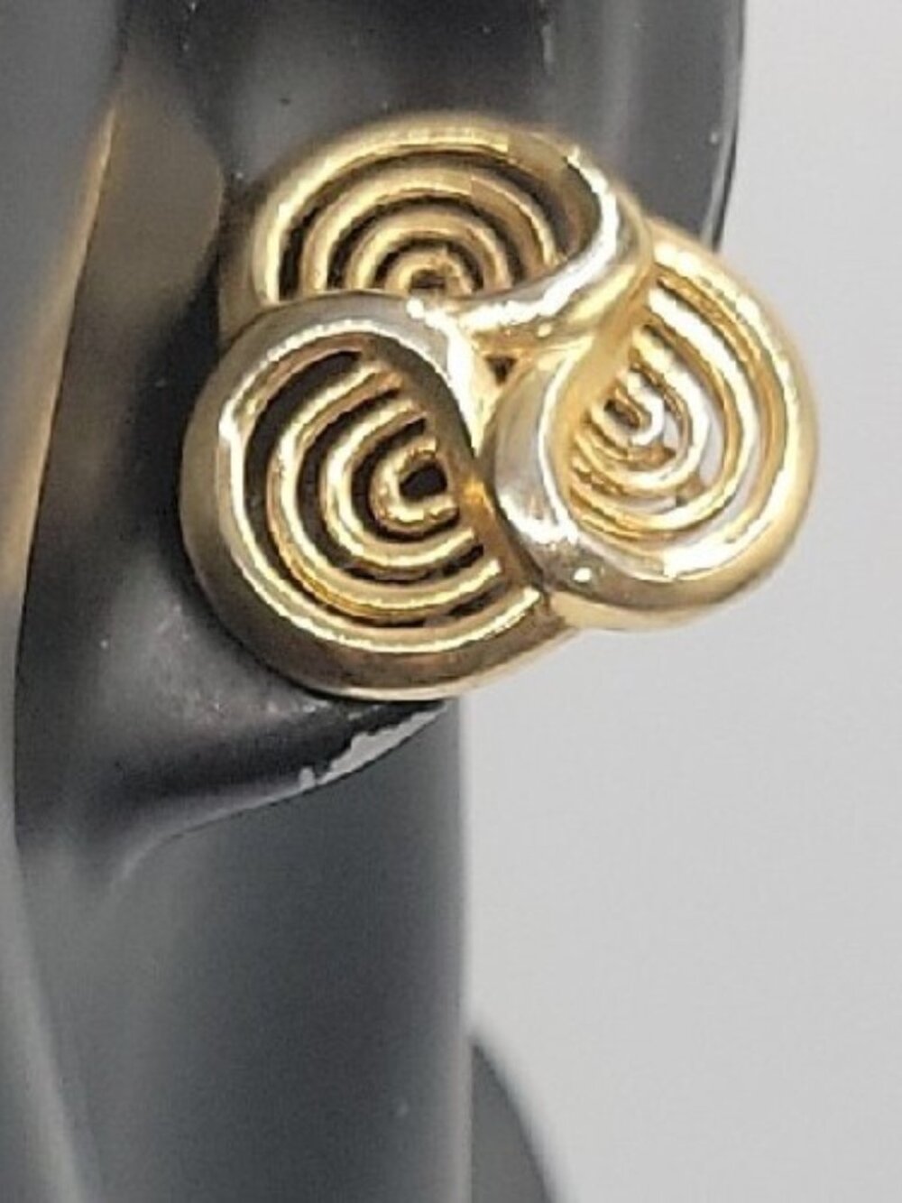 Vtg Crown Trifari Swirl Cluster Clip On Earrings Gold Tone Interlocking Knots